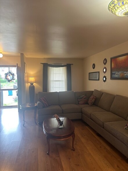 Building Photo - 252 Douglas St