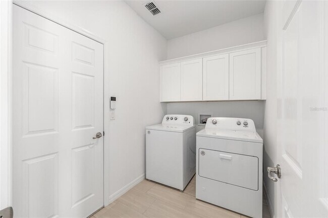 Building Photo - 6366 SW 77th Ave