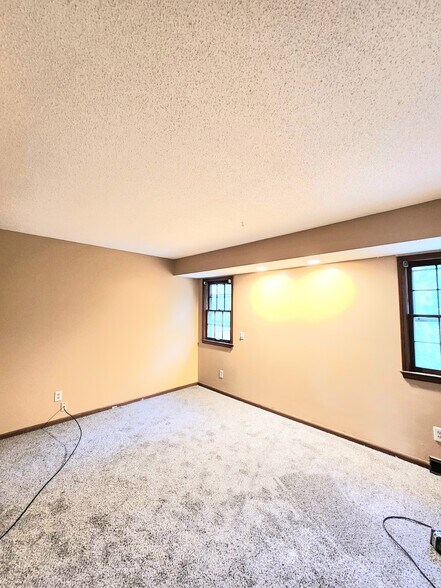 Master bedroom - 7325 N Brooklyn Ave