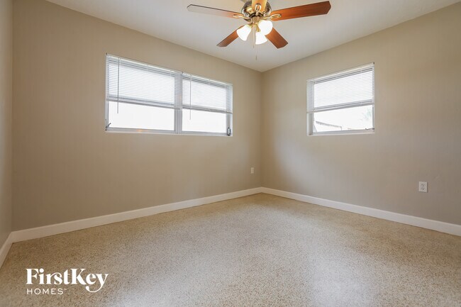 Building Photo - 75 Lakeview Ln