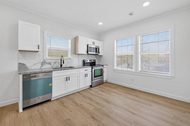 Building Photo - 2202 Hutchins St