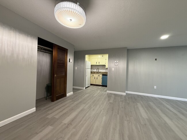 Building Photo - 1186 Worcester Rd