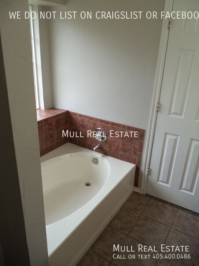 Building Photo - 5404 SE 80th-