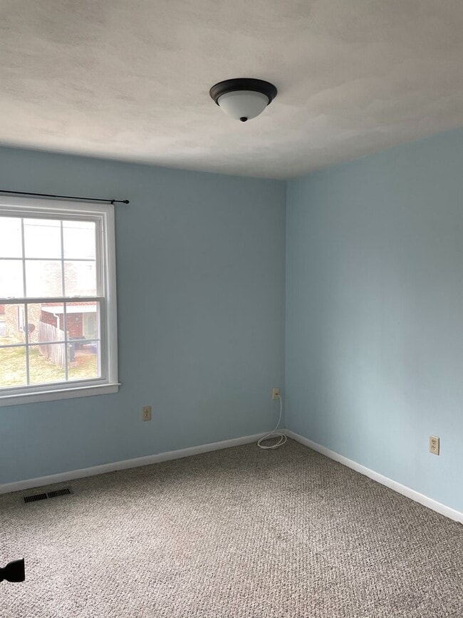 Building Photo - 3 BR 1.5 Bath Townhouse