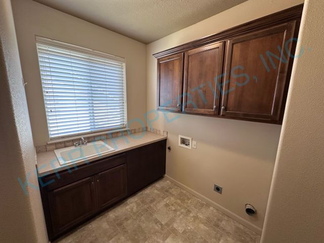 Building Photo - Spacious 5-Bedroom Retreat with 3407 Sq Ft...