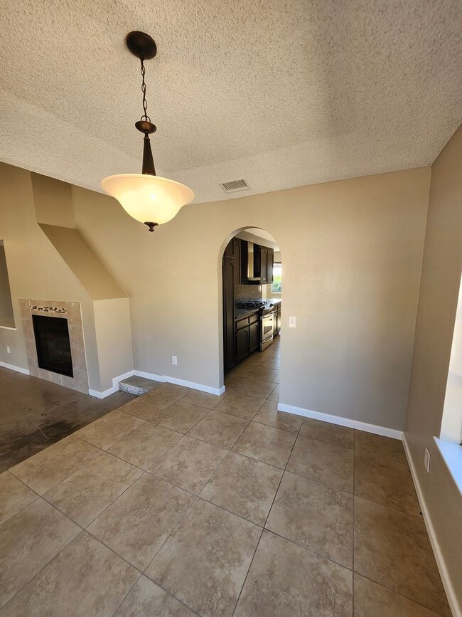 Building Photo - Charming Single-Story Home