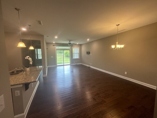 Building Photo - Like New Townhome in Cary