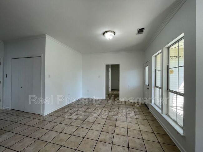 Building Photo - 9382 Pecan Tree Dr