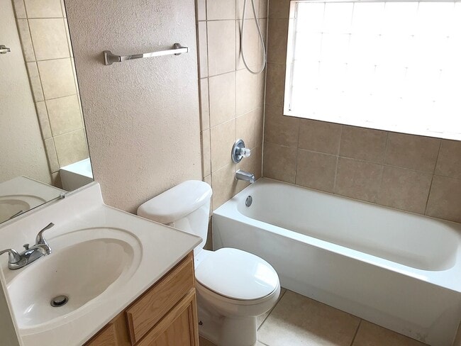 Building Photo - West El Paso 3 bed refrig A/C Home with Bo...