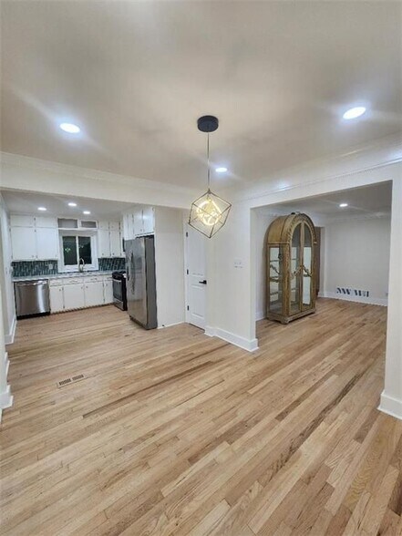 Building Photo - 302 Kelso Dr SW