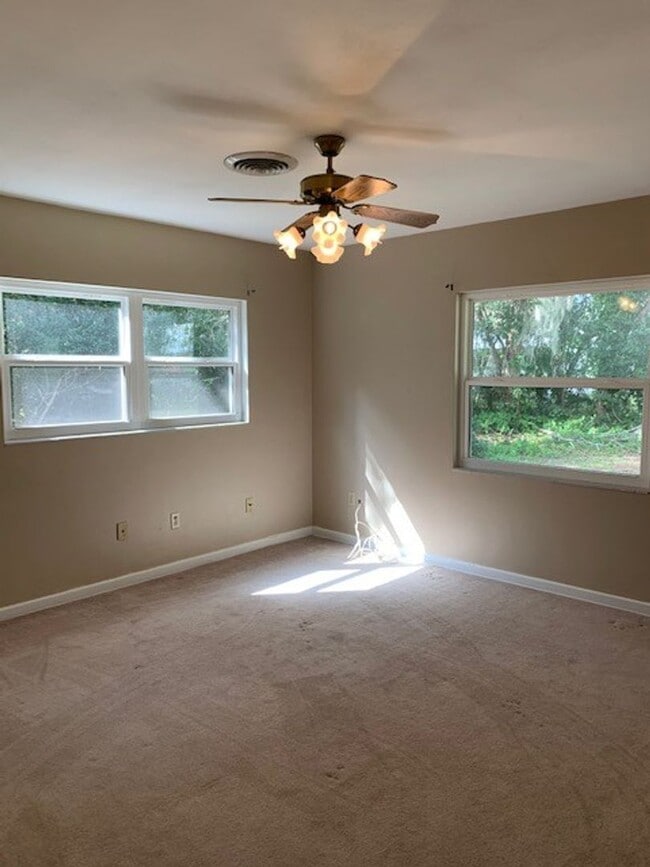 Building Photo - 4/3 Home in Heart of Umatilla!