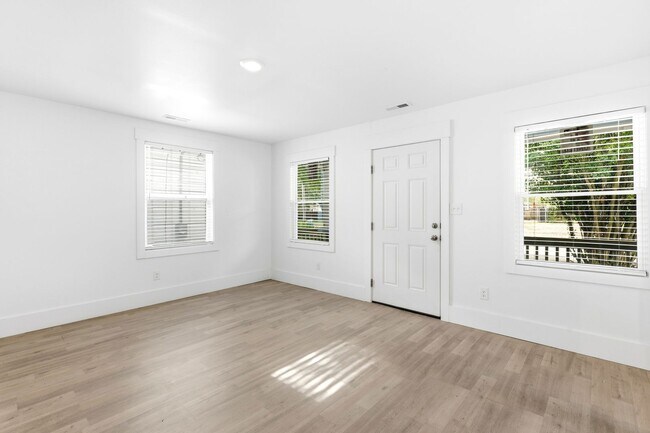 Building Photo - Updated 3-Bedroom Home with Modern Comforts Near Downtown Wilmington