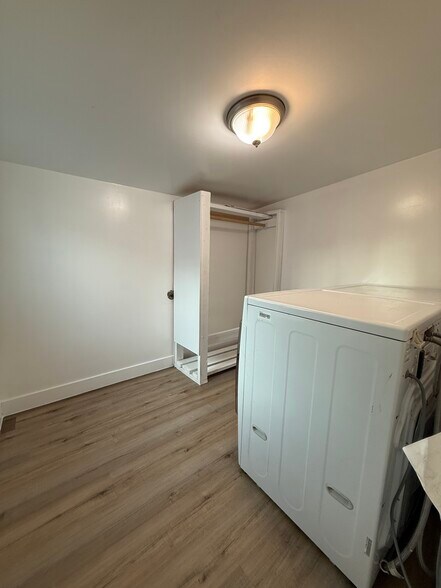 Laundry room - 1437 W 60th Pl