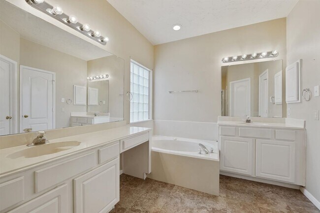 Building Photo - 4426 Park Bend Dr