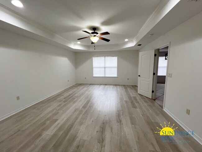 Building Photo - Custom details in this show stopping Crestview home!