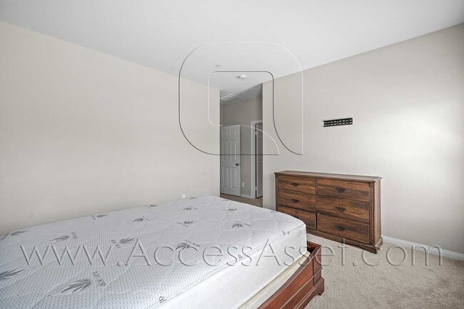 Building Photo - Partially furnished 4 Bed/2 Bath Plus a Bo...
