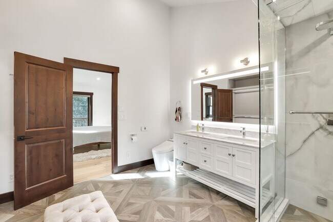 Building Photo - Luxury 3 bedoom/2.5 bathroom Home w/ Hot Tub