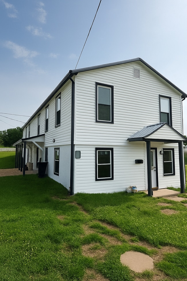Building Photo - Larger Renovated 2 Bed / 1 Bath Apartment ...