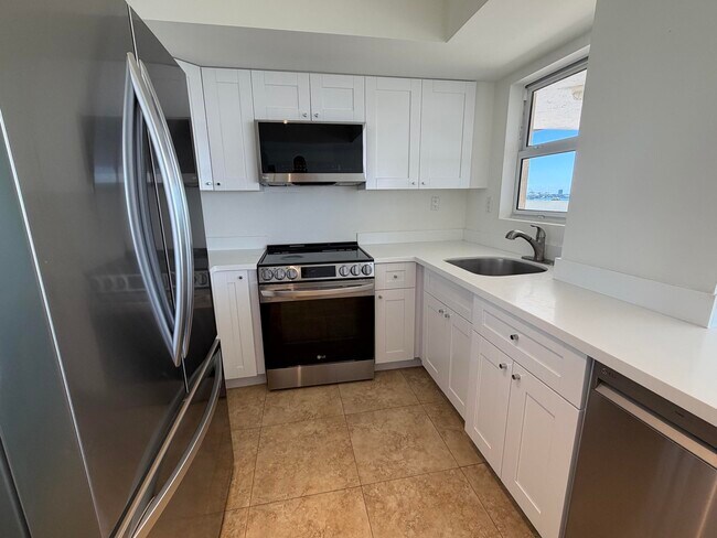 Building Photo - 2000 NE 135th St