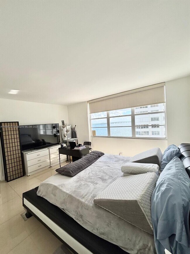 Building Photo - 801 Brickell Bay Dr