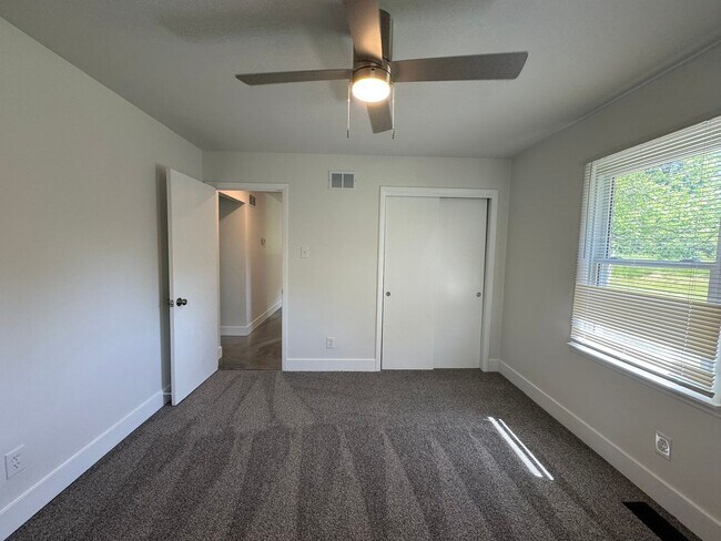 Building Photo - 4 Bedroom house with Second kitchen in basement