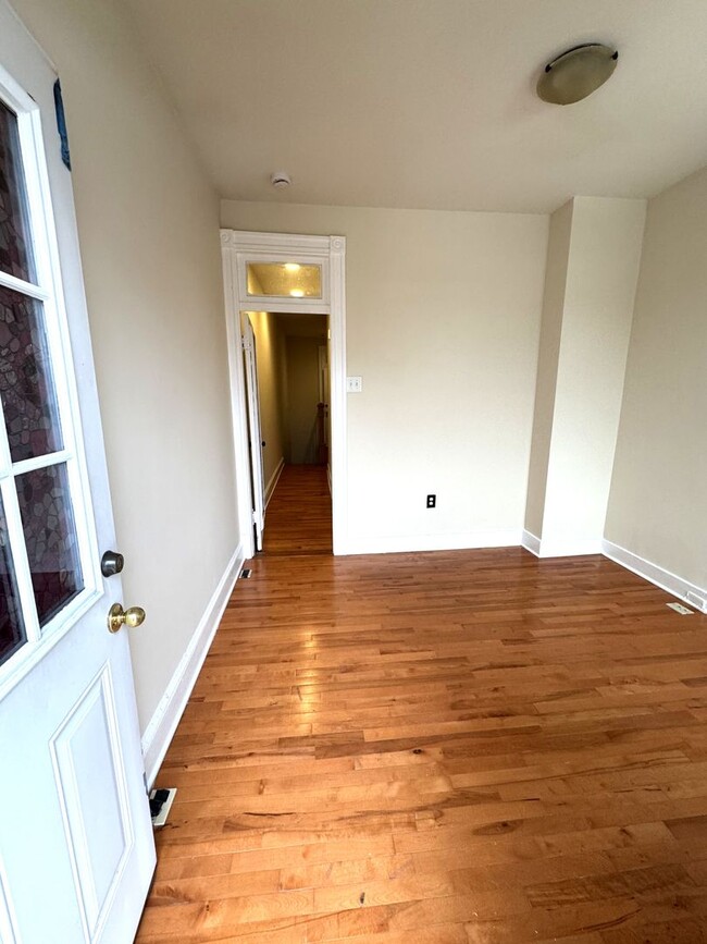 Building Photo - Centrally Located 2 BR Townhouse with Den/...