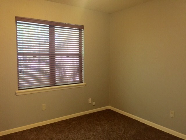 Building Photo - 2825 Lakeside Dr