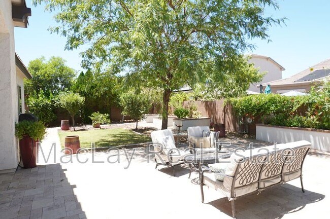 Building Photo - 2910 E Wildhorse Dr