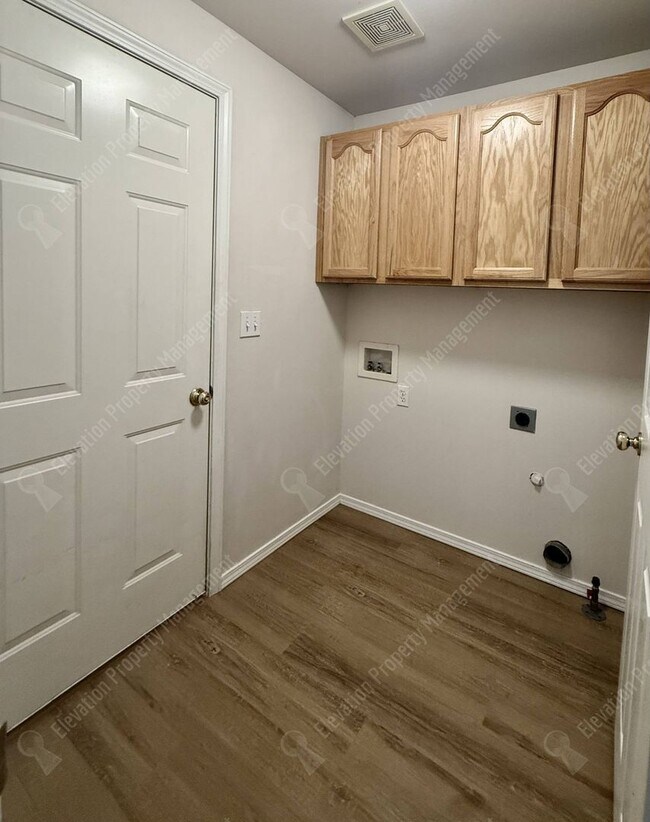 Building Photo - Single Level 3 BR in NE Bend with huge fenced yard!