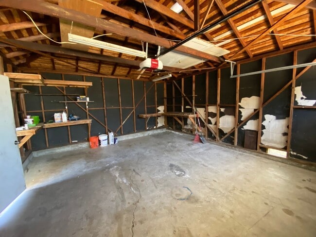 Building Photo - Charming 3 Bedroom Home in Quiet Tree-Line...