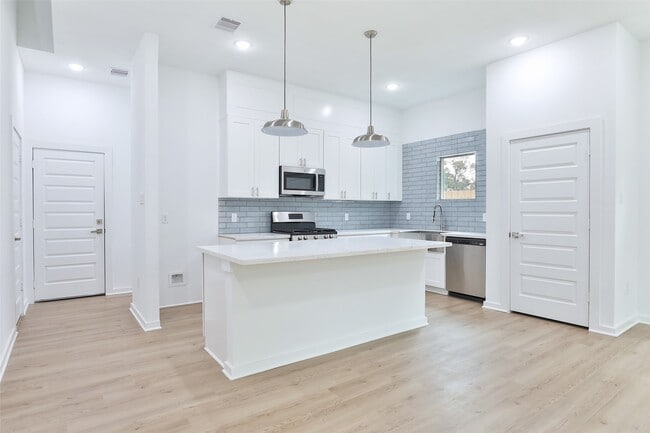 Building Photo - 9349 Lavender St