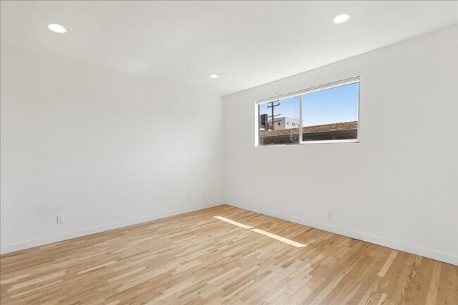 Building Photo - 652 Hayworth Ave
