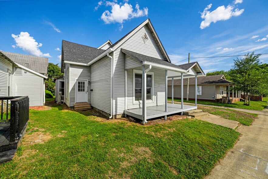 Building Photo - 639 Maple St