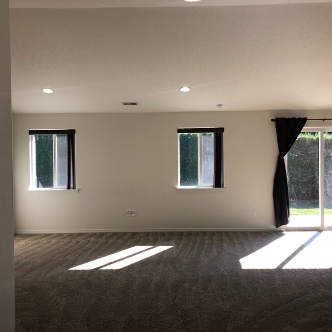 Building Photo - Cozy Home with Private Backyard!