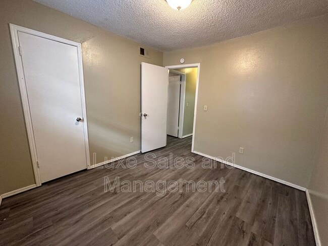 Building Photo - 621 Lotus Ave