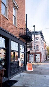 Building Photo - 137 W 9th St