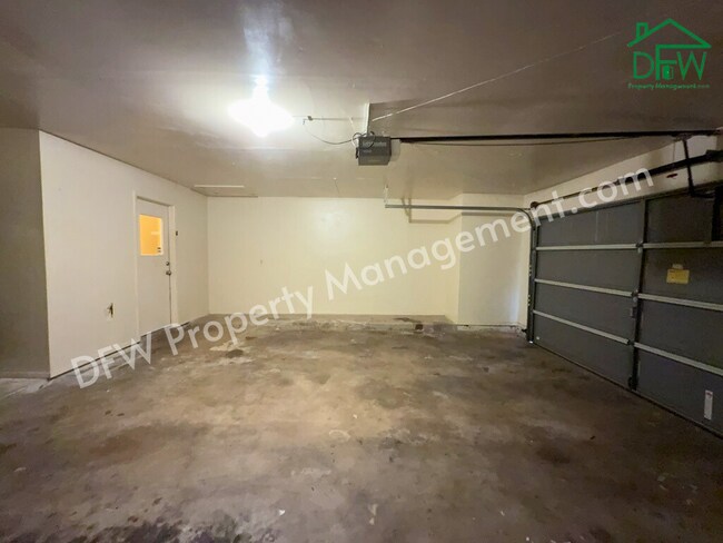 Building Photo - Charming 3-Bedroom Home with Fenced Backyard & Fireplace in Arlington!