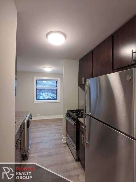 Building Photo - 542 W Surf St