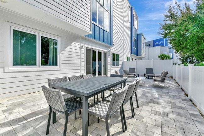 Building Photo - 7770 Sandy Ridge Dr