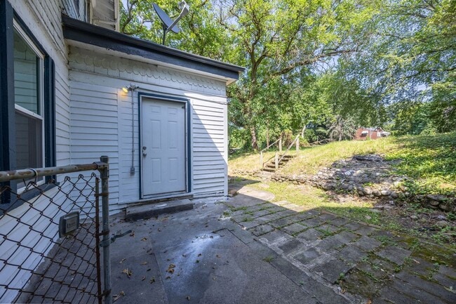 Building Photo - Renovated Large 4 Bedroom House in McKeesp...
