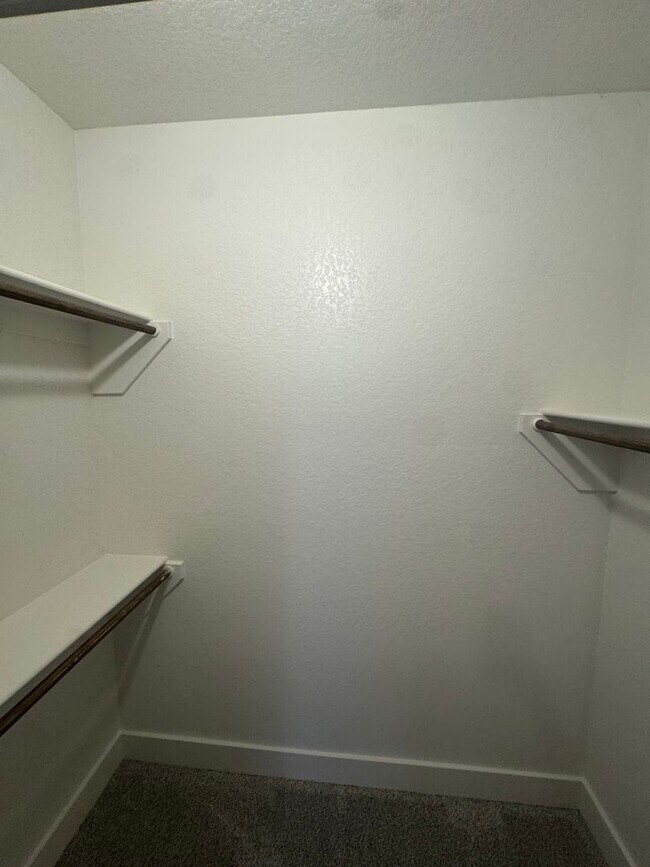 Building Photo - Enclosed Fenced Yard - 3/2/2 - Commuter Friendly