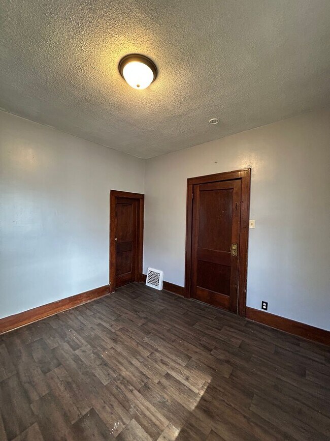 Building Photo - Updated 3-Bedroom, 1-Bathroom Home – $1,400/Month | Accepting Section 8