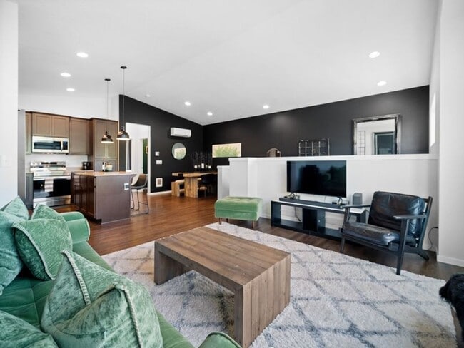 Building Photo - Desirable Kendall Yards Townhouse – Modern Living Near Downtown Spokane (Furnished)