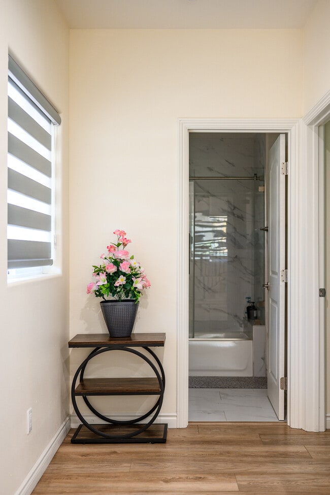 Building Photo - Stylish & Bright 2 Bed 2 Bath | Fully Furn...