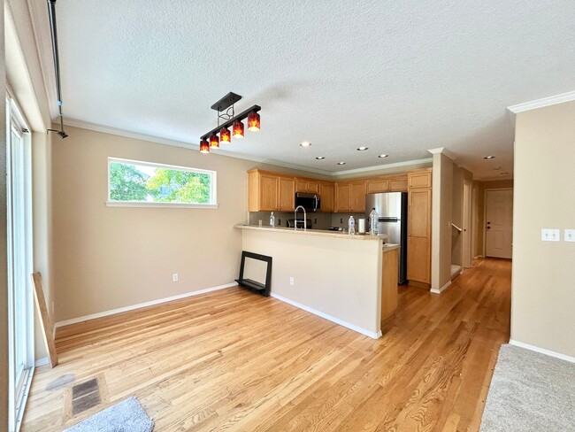 Building Photo - Spacious 4 Bed, 2.5 Bath House