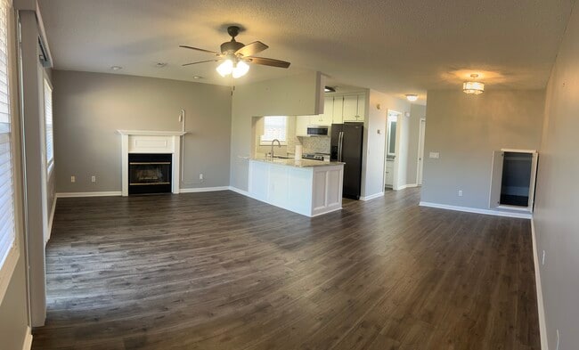 Building Photo - 160 Commons Dr