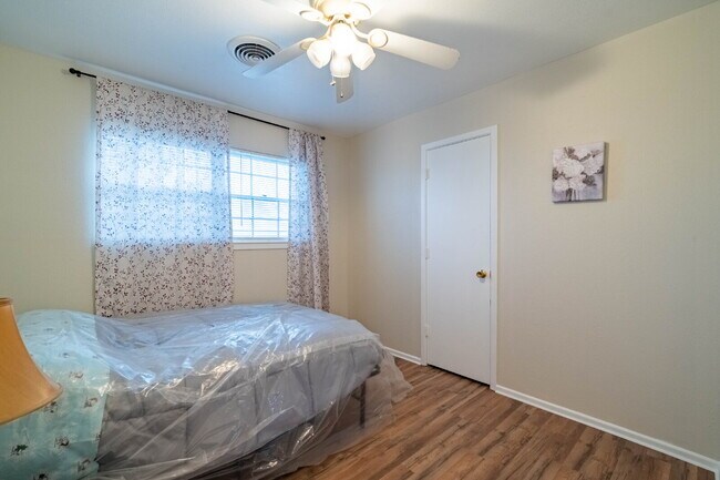 Building Photo - Vintage 3 Bedroom Home w/ Large Backyard