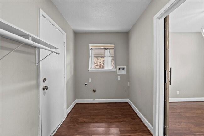 Building Photo - 718 E Lambuth Ln