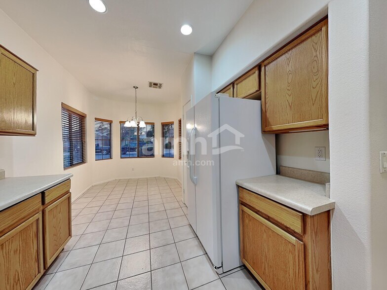 Building Photo - 2852 E Devon Ct