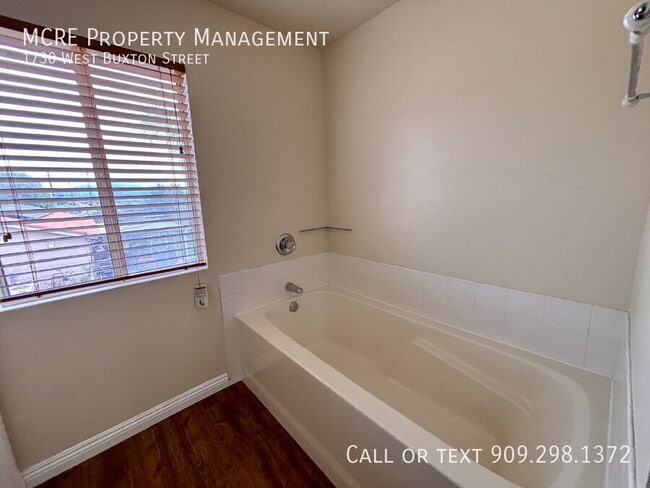 Building Photo - 1730 W Buxton St